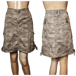 Kuhl cargo skirt. Green camo plaid.  Size 6. Katerina Casual travel hiking.